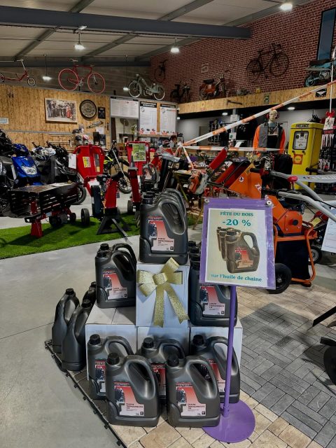 🪵🔥 Promo Fête du Bois 🔥🪵
Profitez de -20% sur l’huile de chaîne pour tronçonneuse 💧🪚
🛢️ Format : bidon 5 litres (5L)
➡️ Prix promo : 10,97 € au lieu de 13,70 €

Lubrification optimale, protection maximale pour des coupes parfaites !

⏰ Offre valable jusqu’au 15 janvier – ne tardez pas !
#FeteDuBois #Tronçonneuse #Entretien #Promo #Jardinage #Bricolage #motoculture2roues44