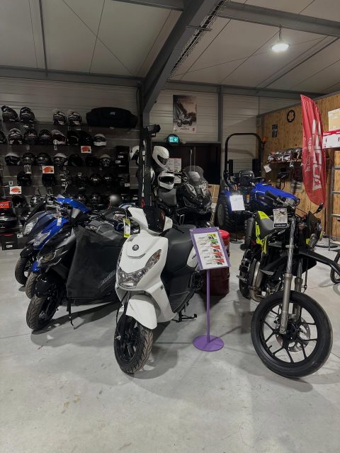 🛵✨ Prêts à prendre la route ✨🛵

Dans notre magasin, nous vous proposons une sélection de scooters SYM et Kisbee (Peugeot Motocycles), idéals pour la ville et les trajets du quotidien grâce à leur fiabilité et leur confort.
Pour ceux qui préfèrent la moto, retrouvez les modèles Rieju, alliant caractère, performance et plaisir de conduite.

Côté équipement, équipez-vous de la tête aux pieds avec nos casques, gants et équipements moto 🪖🧤
🎄 Offre de Noël : jusqu’à -30% sur les casques (dans la limite des stocks disponibles) jusqu’au 24 décembre ! 😱

Que ce soit pour vos déplacements urbains ou votre mobilité au quotidien, nous avons le deux-roues qu’il vous faut.

📍 Passez nous voir et trouvez votre prochain compagnon de route 🔥

@symeurope @peugeotmotocycles @rieju_official
#SYM #Kisbee #Rieju #Scooter #Moto #DeuxRoues #ÉquipementMoto #MobilitéUrbaine #OffreDeNoël #PassionDeuxRoues