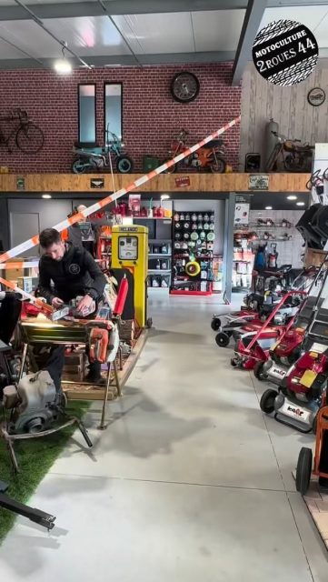 Découvrez Baptiste en pleine démo d’affûtage ! 🔧✨
Il vous montre comment redonner du tranchant à votre chaîne en quelques gestes simples grâce à l’affûteur 2-en-1.
Et en ce moment, profitez de la promo bois jusqu’au 15 janvier 🌲 et de -10% sur l’affûteur 2-en-1 🔥
C’est le moment idéal pour préparer votre matériel !

#Affutage #Affuteur2en1 #Promo #Bricolage #EntretienOutils #DIY #ConseilsPratiques