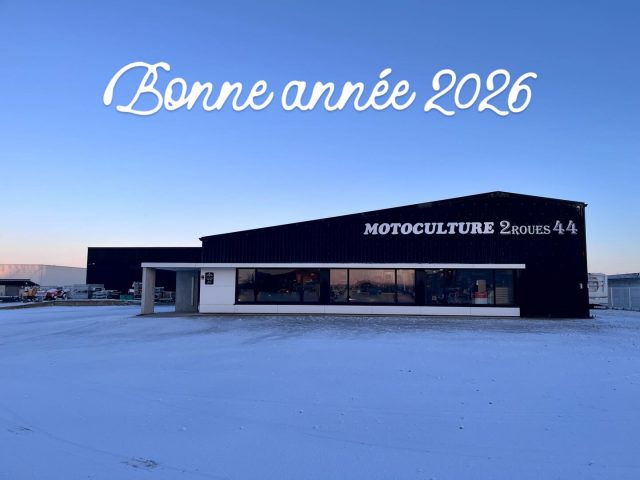 BONNE ANNÉE 2026
Toute l’équipe de Motoculture 2 Roues 44 vous souhaite une excellente année 2026 😍
Qu’elle vous apporte bonheur, réussite et de beaux moments, aussi bien dans vos familles que dans vos jardins 🌳
Merci pour votre confiance tout au long de l’année passée.
En 2026, nous restons à vos côtés pour vous conseiller et vous accompagner dans tous vos projets de motoculture et de 2 roues : entretien, équipement, réparation et conseils personnalisés.
Au plaisir de vous retrouver très bientôt en magasin 🌿🏍️
.
#motoculture2roues44 #bonneannee #bonneannée2026
