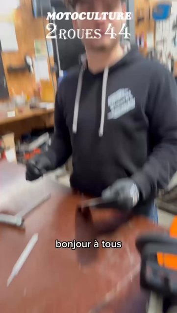 🪚 Entretien du guide de tronçonneuse – les conseils de Nathan

Un guide bien entretenu, c’est une coupe plus précise et une durée de vie prolongée.
Nathan te rappelle les 3 étapes essentielles 👇

1️⃣ Nettoyer la rainure
Éliminer la sciure et les résidus pour assurer un bon guidage de la chaîne.

2️⃣ Ébavurer le guide à l’aide d’une lime
Supprimer les bavures sur les rails afin de garantir une usure régulière et une coupe optimale.

3️⃣ Graisser le pignon si nécessaire
Assurer une bonne lubrification pour limiter l’échauffement et l’usure prématurée.

🔧 Un entretien simple, rapide, et indispensable pour travailler en toute efficacité.

#Tronçonneuse #Entretien #ConseilsTechniques #MatérielForestier #Nathanracontenousunehistoire