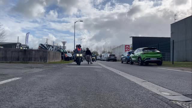 Mobs et motos sont parties ❤️
Retour dans deux heures 🏍️