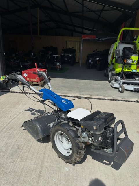 🚜🌱 Disponible dès maintenant – Motoculteur STAUB Jogger 7K d’occasion 🌱🚜

Vous avez un terrain à préparer ou un potager à remettre en état ? C’est le moment de vous équiper avec du matériel fiable et performant 💪

🔹 Moteur E.M.A.K K800 H
🔹 Puissance : 5,5 ch
🔹 Cylindrée : 183 cm³
🔹 2 vitesses avant + 2 arrière
🔹 Largeur de travail : 60 cm
🔹 Guidon réglable en hauteur et réversible
🔹 Équipé d’une sarclofraise 60 cm

Idéal pour :
✔️ Préparer un potager
✔️ Travailler la terre efficacement
✔️ Entretenir vos parcelles

Machine en bon état, prête à travailler ✅

👉 Venez nous rendre visite en magasin pour plus d’informations et découvrir la machine sur place.

#Staub #Motoculteur #Jogger7K #MaterielAgricole #Jardinage 🌿🚜
