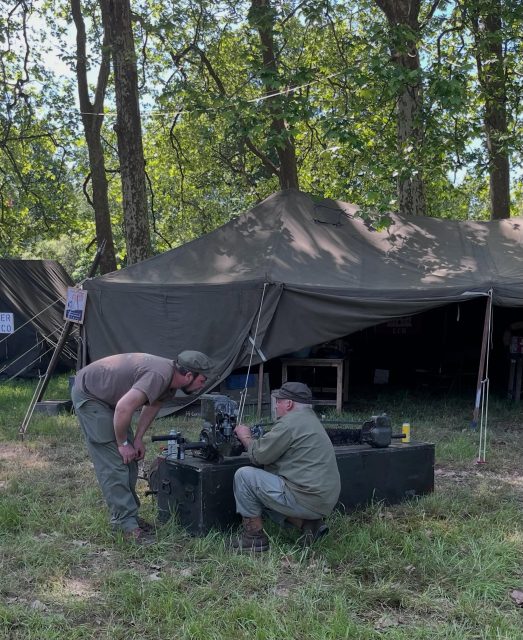 🇺🇸 CAMP US CASSON 🇺🇸
Nous sommes heureux d’être partenaire de ce si bel événement ! 
Et saviez vous que même durant la guerre, il fallait toujours une bonne tronçonneuse 😁 et pour celle-ci il fallait de sacrés bras 💪
.
#motoculture2roues44 @pva_events @commune_casson #tenveux 
.