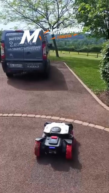 Livraison & installation du jour ! 🤖🌿✅
.
Un Kress KR285E posé et configuré sur une surface de 5000m², robot tondeuse 4 roues motrices, il avale sans problème les grands terrains vallonnés, accidentés ou complexes ! 💪
Équipé du coupe-bordure intégré, les finitions sont soignées jusqu’au dernier centimètre, bordures et massifs compris. 🎯
Vous avez un grand terrain et vous en avez marre de tondre ? Venez nous voir en magasin, on s’occupe de tout. 🏪👊

#Kress #KR285E #RobotTondeuse #CoupeBordure #Motoculture2Roues44 @kress_france