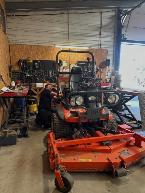 🔧 Motoculture 2 Roues 44, ce n’est pas que les petites machines ! 💪
La preuve avec ce Kubota F3890 qui est passé à l’atelier pour une intervention 🔩🛠️
Que ce soit pour vos tondeuses, débroussailleuses, tronçonneuses… ou des machines professionnelles comme ce tracteur, nous mettons notre savoir-faire au service de votre matériel ! 🚜
N’hésitez pas à nous contacter pour vos machines ! 📞
#Motoculture2Roues44 #Kubota #F3890 #motoculture #nortsurerdre