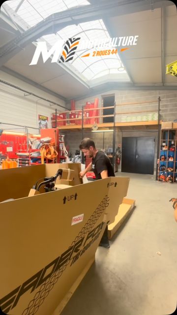 🚨 UNBOXING DU JOUR 🚨
Aujourd’hui, on découvre une machine pas comme les autres… le Leader Fox Curtis ⚡️🚲
Un tricycle électrique pensé pour allier confort, stabilité et praticité, avec son moteur Bafang de 250 W, sa batterie LG de 602 Wh et ses 8 vitesses Shimano Nexus. 🔋💨
Et le meilleur reste à découvrir… 👀
Déballage, premières impressions et découverte de tous les détails du Curtis dans cette vidéo ! 📦🔥
Alors, vous en pensez quoi de ce tricycle électrique ? 😍
#LeaderFox #Curtis #tricycleelectrique #Unboxing #veloelectrique