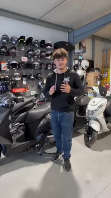 Nathan vous présente notre gamme de scooters 50cc SYM et Kisbee ! 🛵🔥
Du modèle classique pour débuter, au design plus moderne pour ceux qui veulent se la jouer stylé en ville — on a de quoi satisfaire tout le monde.
Envie de trouver LE scooter qui vous correspond ? Venez le découvrir en magasin, Nathan se fera un plaisir de vous conseiller 😊

#scooter50cc #SYM #Kisbee #scooterlife #permisAM @kisbee_by_peugeot_motocycles